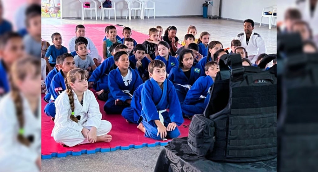 Policia Militar apresenta equipamentos de trabalho a crianças do projeto "Jiu-jitsu Mudando Vidas"