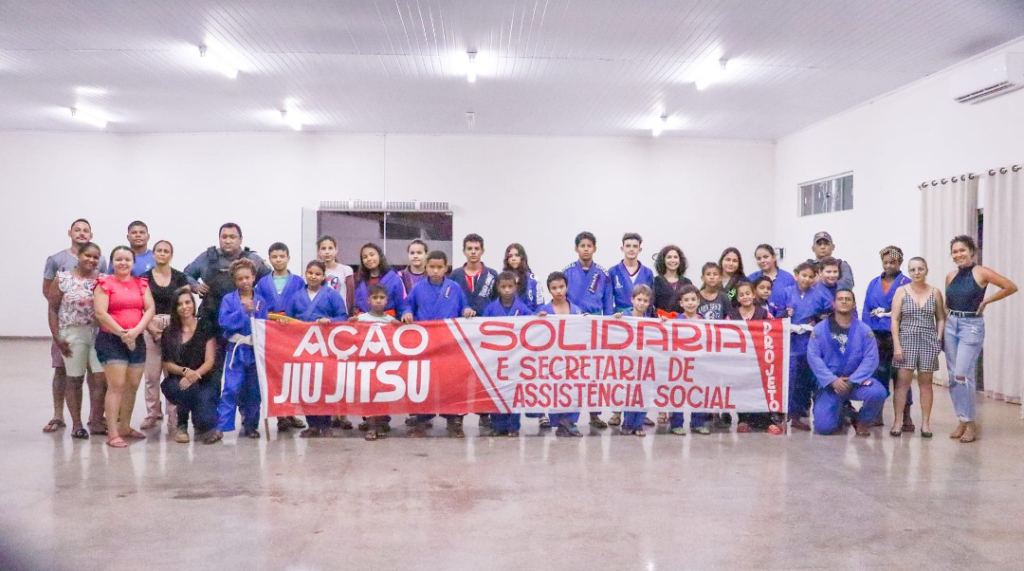 Projeto Municipal de Jiu-Jitsu promove solidariedade com entrega de cestas básicas